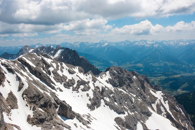 Sul picco di Dachstein e visualizzare le montagne alpine. Parco nazionale in Austria, Europa. Cielo azzurro e nuvoloso in una giornata estiva