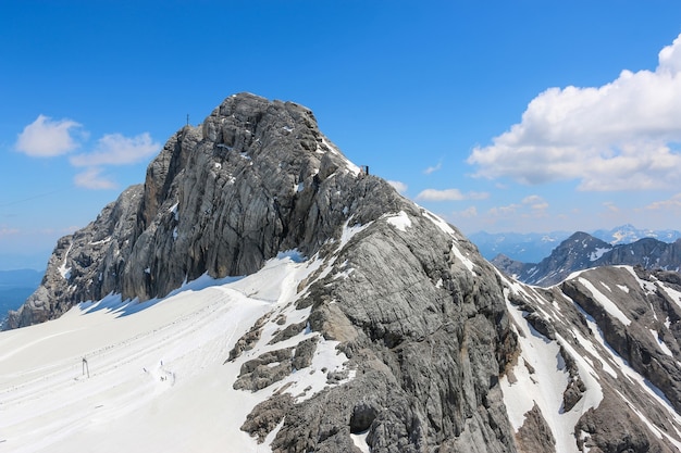 Sul picco di Dachstein e visualizzare le montagne alpine. Parco nazionale in Austria, Europa. Cielo azzurro e nuvoloso in una giornata estiva