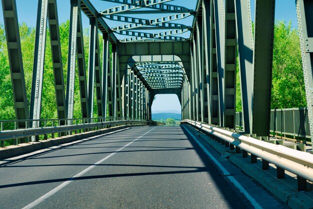 Sul ponte che porta alle colline