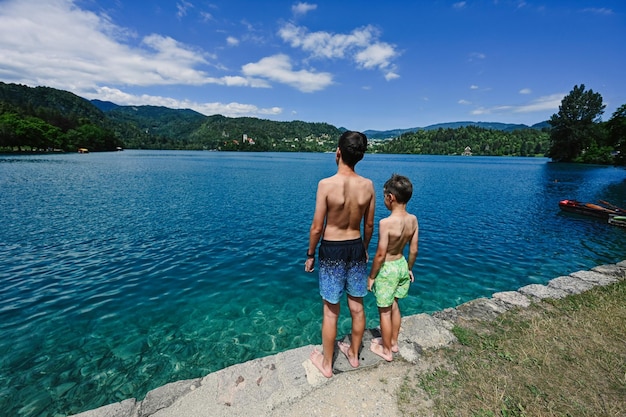 Sul retro di due fratelli si trova il molo con vista sul bellissimo lago di Bled in Slovenia