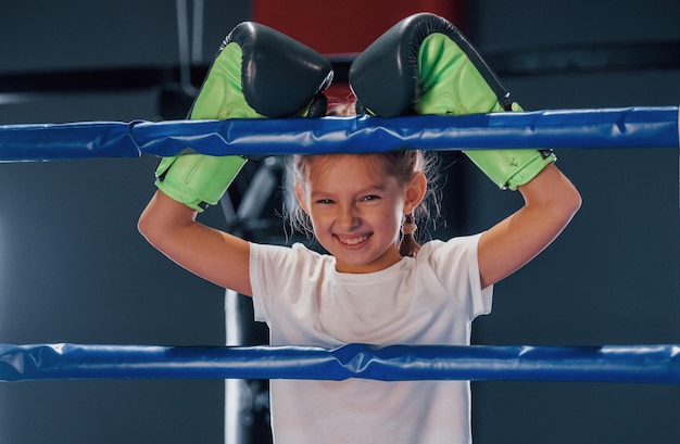 Sul ring di pugilato. La giovane bambina in abbigliamento sportivo è in palestra ha una giornata di esercizio.