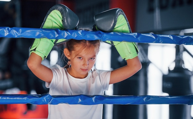 Sul ring di pugilato. La giovane bambina in abbigliamento sportivo è in palestra ha una giornata di esercizio.