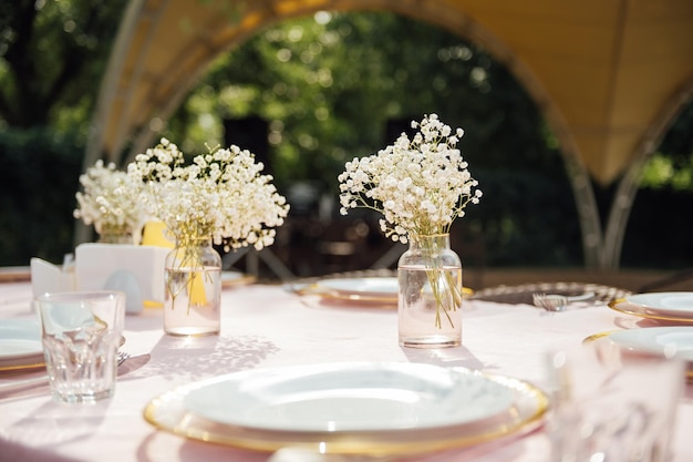 Sul tavolo c'è un vaso decorativo con fiori secchi Bel luogo estivo per il relax