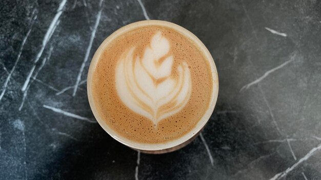 Sul tavolo c'erano bicchieri colorati pieni di caffè picollo.