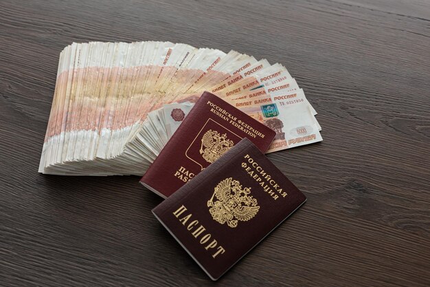 Sul tavolo è steso un pacco di cinquemila rubli russi Ci sono passaporti 5000