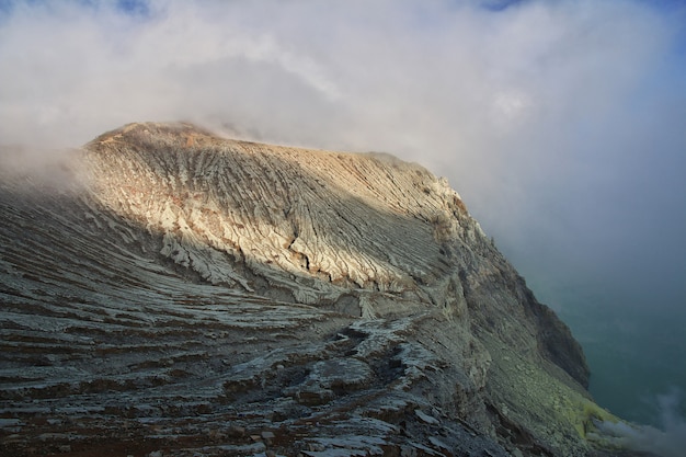 Sulla cima del vulcano Ijen, in Indonesia