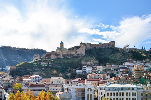 Sulla collina di Tbilisi c'è una grande fortezza