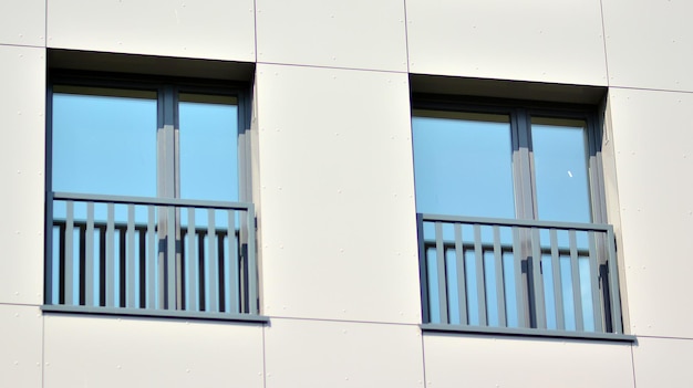 sulla destra sono visibili le finestre dell'edificio.