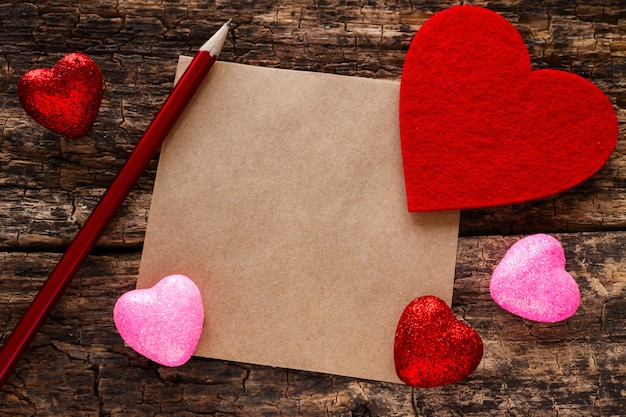 sulla matita cuore San Valentino e un mockeup di fondo in legno nota
