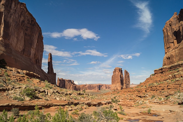 Sulla pista di Park Avenue nel parco nazionale di Arches contro il cielo blu.