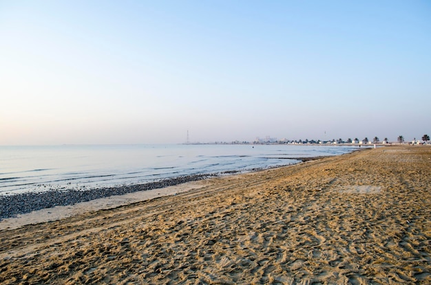 Sulla spiaggia al mattino Wakra a Doha in Qatar