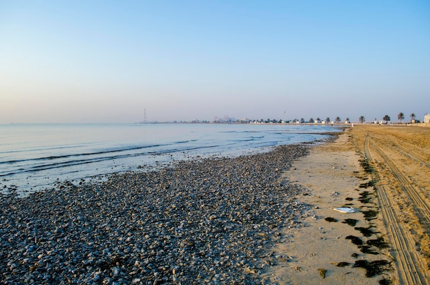 Sulla spiaggia al mattino Wakra a Doha in Qatar