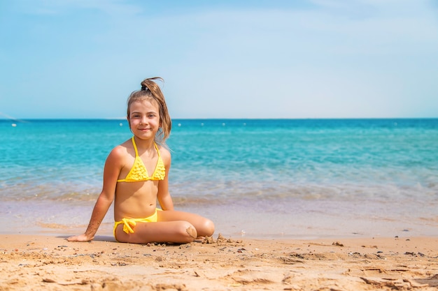 Sulla spiaggia Bambino vicino al mare