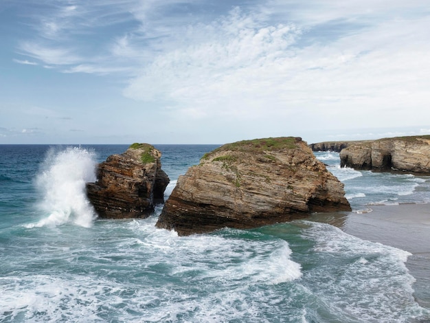 sulla spiaggia delle cattedrali, Lugo, in Spagna, le onde si infrangono sulle formazioni rocciose