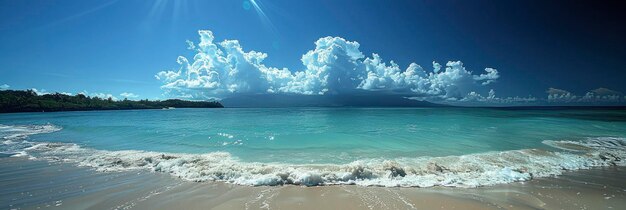 Sulla spiaggia, il mare tropicale sul cielo blu.