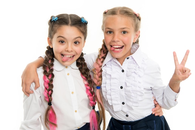 Sulla stessa onda Le studentesse indossano l'uniforme scolastica formale Sorelle bambine con le trecce pronte per la scuola Concetto di moda scolastica Sii brillante Amicizia scolastica Relazione di sorellanza e anime gemelle