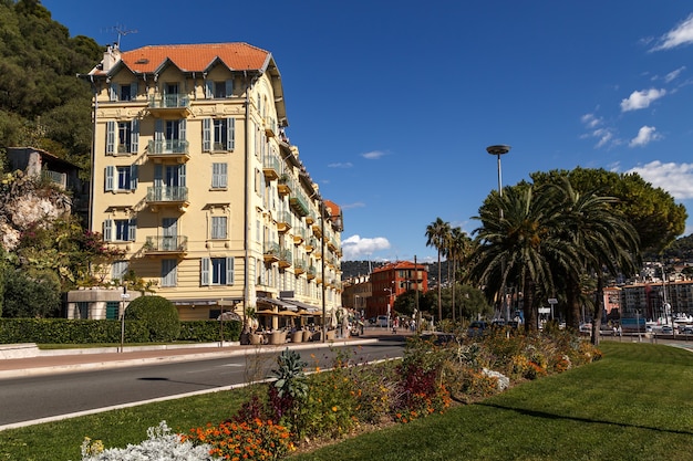 sulla strada di Nizza in una soleggiata giornata estiva francese rivera cote dazur francia