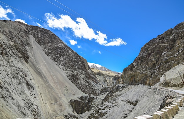 Sulla strada nel paesaggio di Leh Ladakh