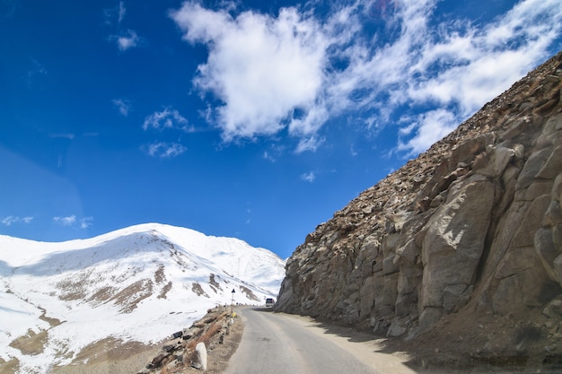 Sulla strada nel paesaggio di Leh Ladakh