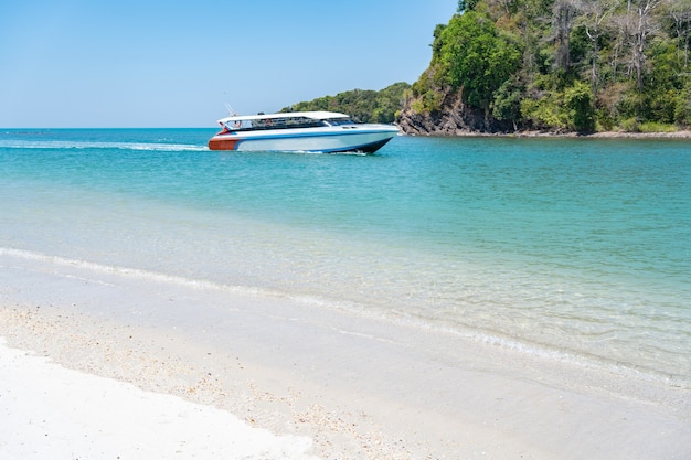 Sulla strada per Koh Lipe In motoscafo con vista sul mare blu, acque meravigliose, bellissime spiagge bianche. Ubicazione Tarutao Island, La-ngu District, Satun Province, Thailand