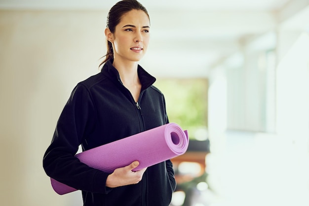 Sulla strada per lo yoga Inquadratura ritagliata di una giovane donna attraente sulla strada per lo yoga