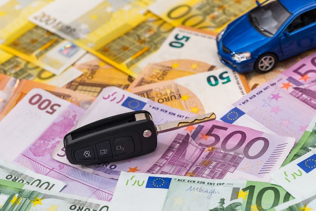 Sulle banconote in euro ci sono auto e chiavi