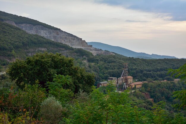 Sulle pendici della montagna ci sono tracce di estrazione di minerali. In primo piano è una vecchia cava