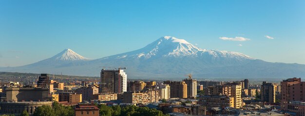 Sullo sfondo del monte Ararat di Erevan durante il giorno