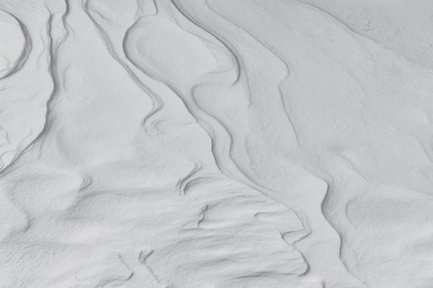 Sullo sfondo di un terreno innevato