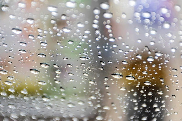 Sullo sfondo il bicchiere d'acqua è al bicchiere La granularità è causata dalla pioggia che cade Rendi i media solitari desolati