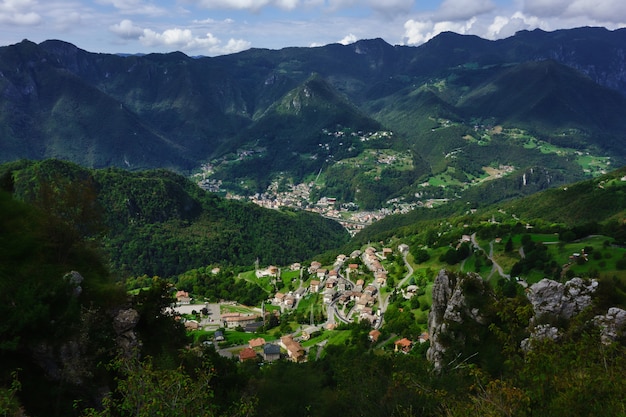 Sullo sfondo il paese di Santa Croce San Pellegrino Terme