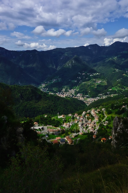 Sullo sfondo il paese di Santa Croce San Pellegrino Terme