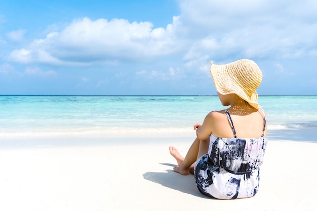 Summer Beach Holiday Woman relax sulla spiaggia nel tempo libero.