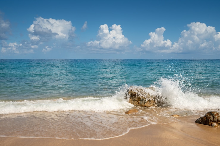 Foto summer beach ocean view con cielo blu, sabbia bianca e onde