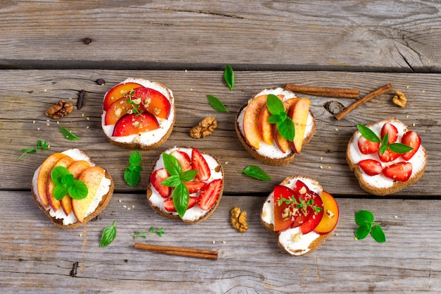 Summer colorful bruschetta antipasto con frutta, ricotta