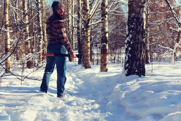 Sun day uomo con l'ascia nella foresta