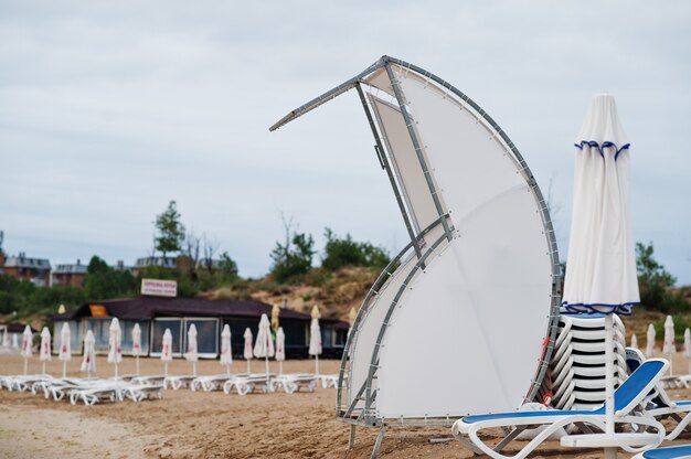 Sunny Beach sul Mar Nero in Bulgaria. Vacanze estive viaggio vacanza. Lettini.