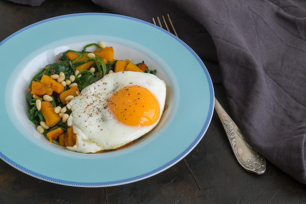 Sunny side up uovo con spinaci e zucca.