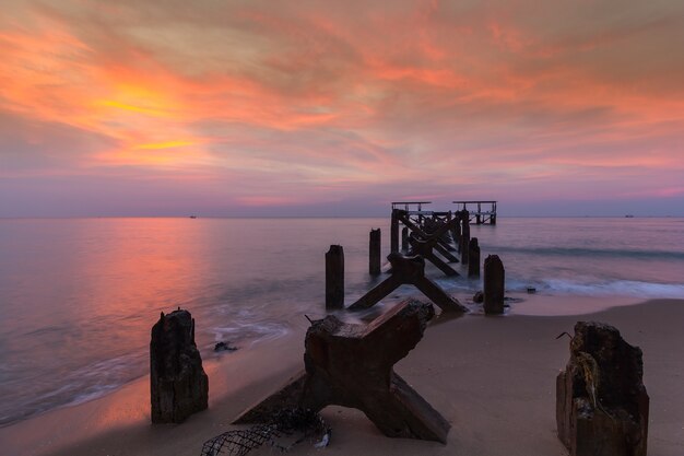 Sunrise sea landscape Vecchio danneggiato il porto di pesca