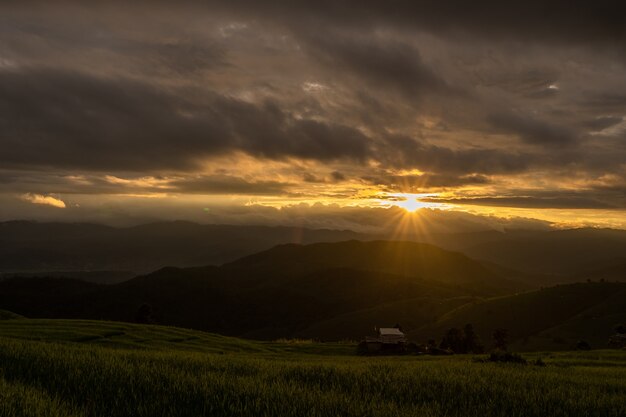 Sunset scape alle montagne del nord della Thailandia.