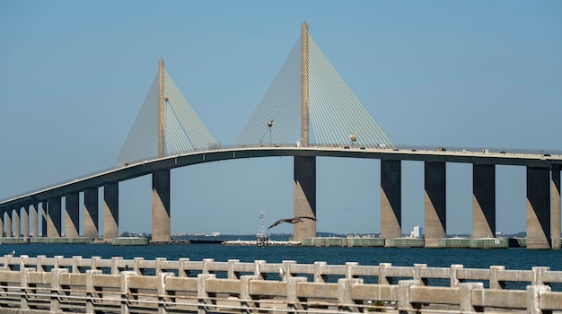 Sunshine Skyway Bridge su Tampa Bay in Florida con traffico in movimento Concetto di infrastruttura di trasporto
