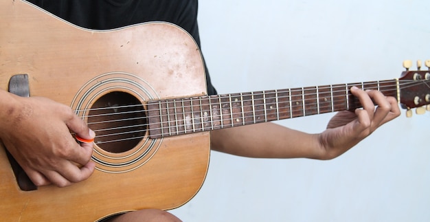 Suona la chitarra a mano, è la chitarra di accordi &quot;C major&quot;.