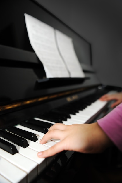 Suonando il pianoforte