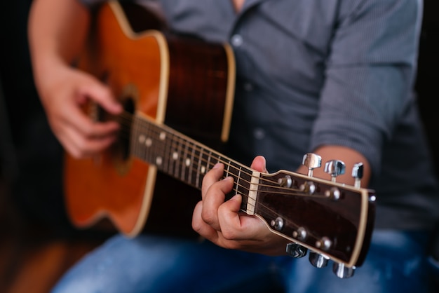 Suonare la chitarra acustica