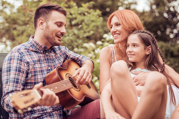 suonare la chitarra