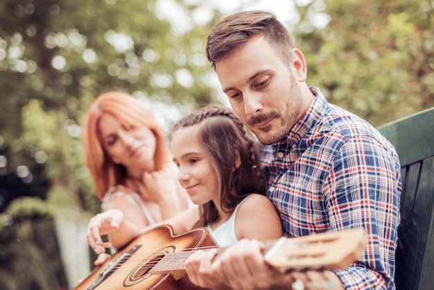 suonare la chitarra