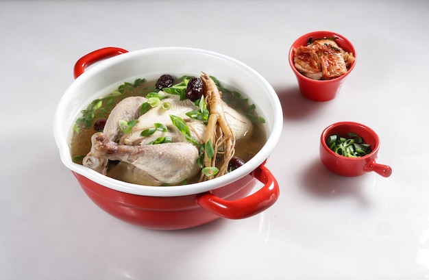 Sup Ayam Ginseng o Samgyetang è la tradizionale zuppa di pollo coreana a base di pollo e ginseng.