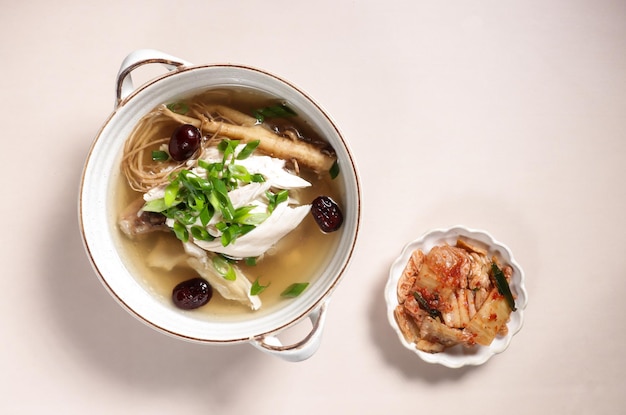 Sup Ayam Ginseng o Samgyetang è la tradizionale zuppa di pollo coreana a base di pollo e ginseng.