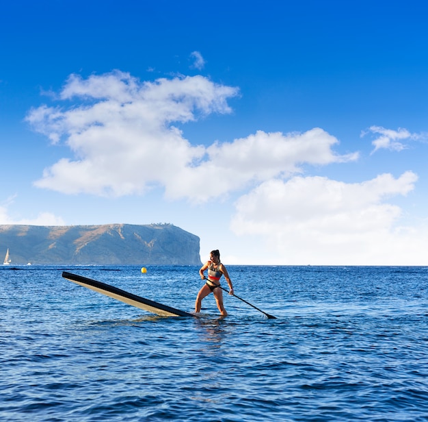 SUP Stand up Surf girl con pagaia