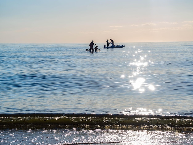 Sup surf training nuota in mare aperto sul catamarano da surf SAP